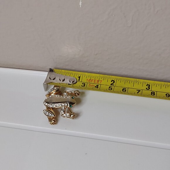 Little Gold Tone Frog Brooch With Green Eyes - Picture 8 of 12